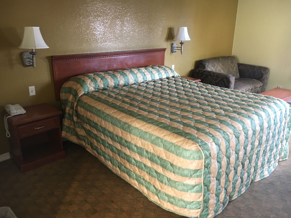 Bellflower Travel Inn - photo 18