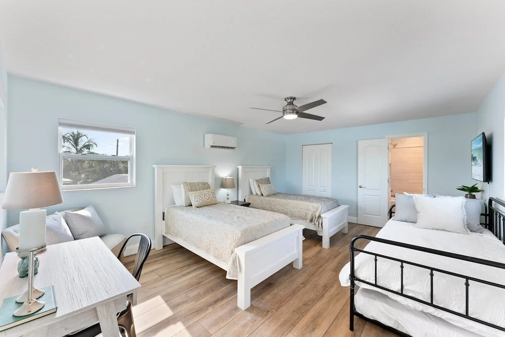 Tiki Blue Two Fun For Big Groups Walk To Beach Hot Tub Heated Pool in Cocoa Beach, United States