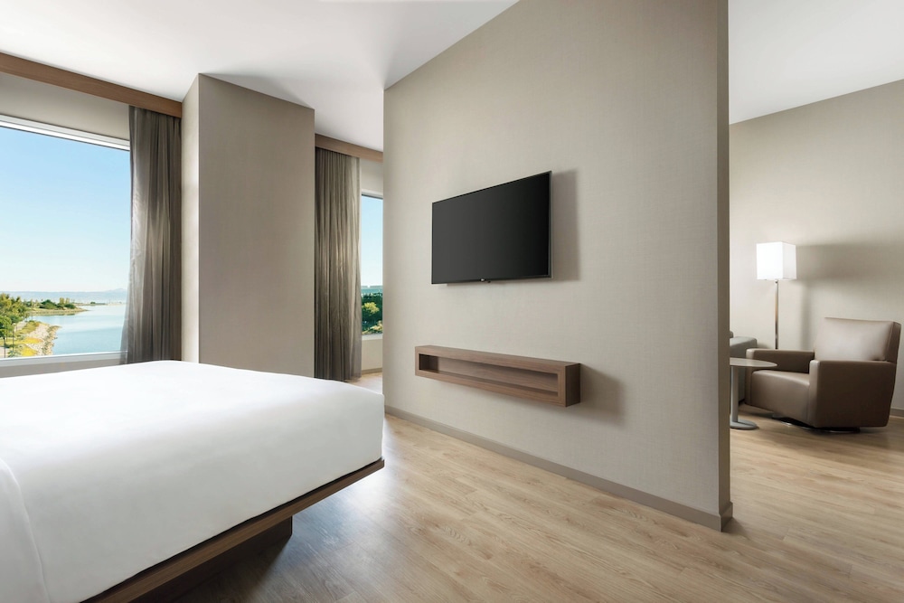 AC Hotel by Marriott San Francisco Airport Oyster Point Waterfront - photo 12