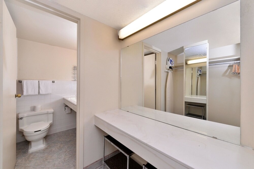 Rodeway Inn & Suites Fresno - photo 34