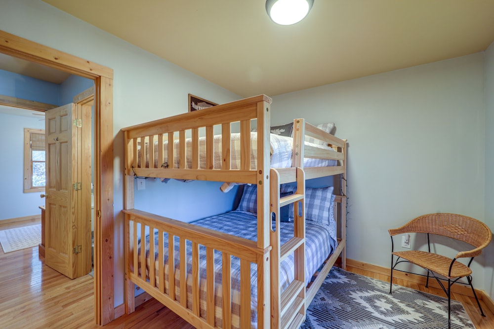 Blowing Rock Escape w Covered Deck & Fire Pit in Blowing Rock, United States