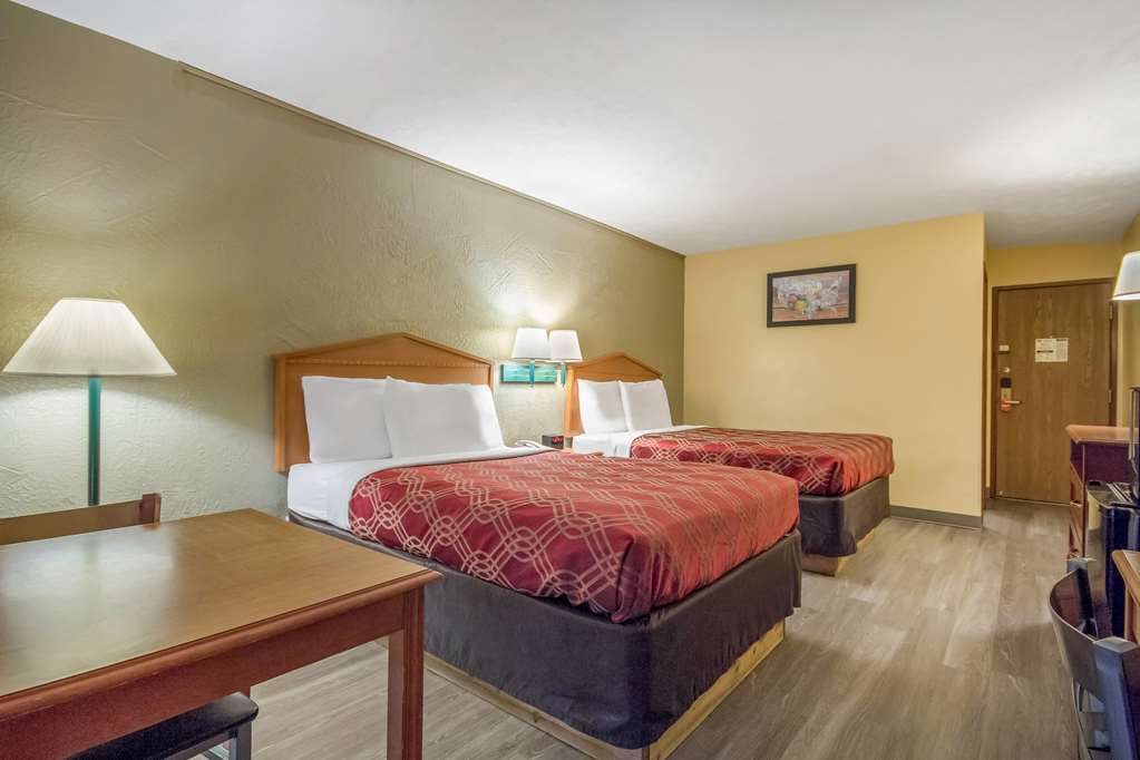 Econo Lodge Lansing Leavenworth - photo 7