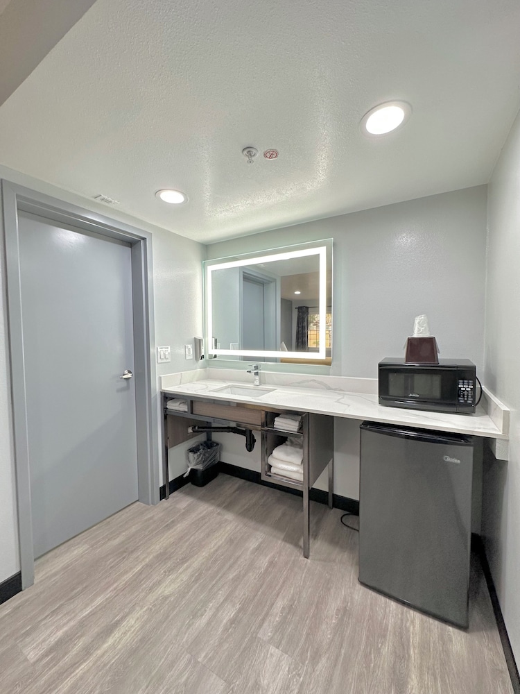 Express Inn & Suites - photo 18