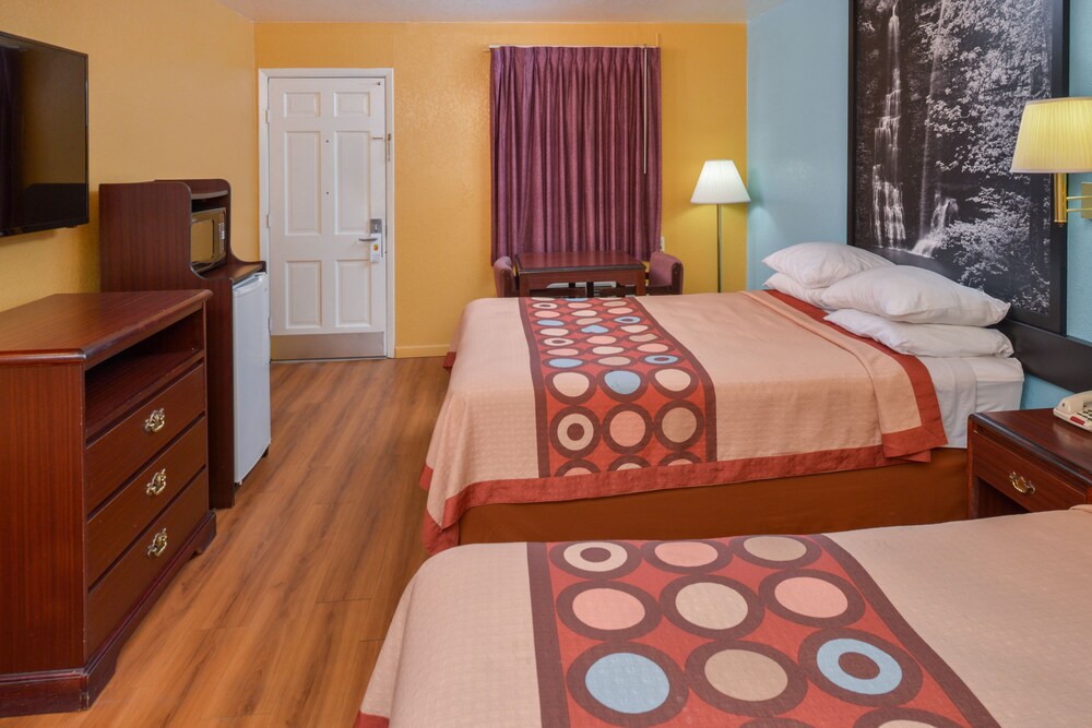 Super 8 by Wyndham Little Rock North Airport - photo 9