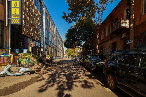 Chic 3BR Apt Near Fabrika By Wehost