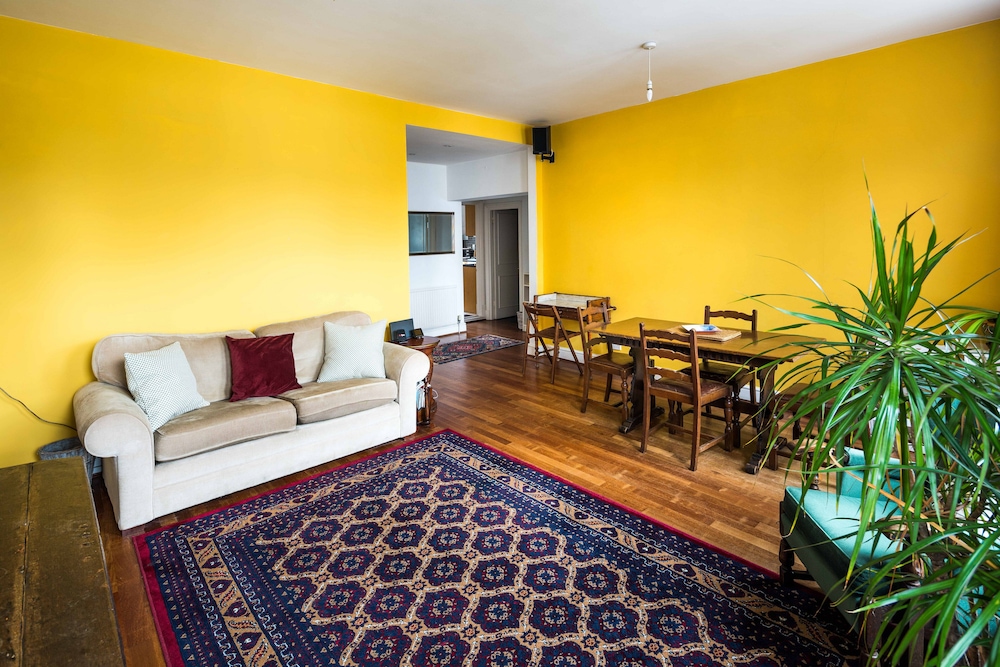 Elegant and Peaceful 2BD apt Barons Court London — 4-Star Luxury Hotel in London, United Kingdom