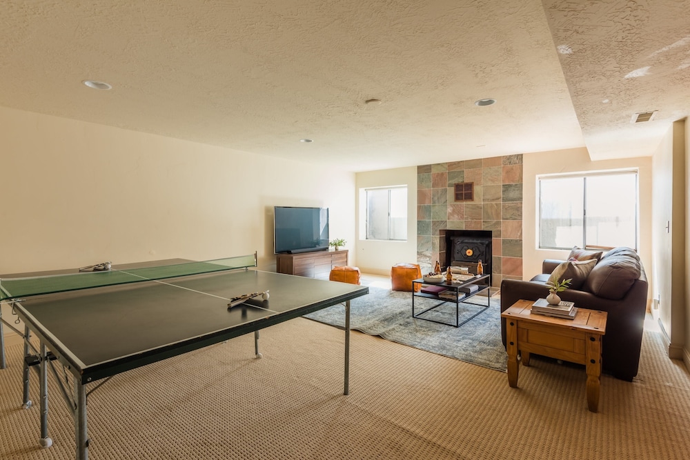 Picasso by Avantstay Artist's Mountain Escape w Hot Tub & Views - photo 10