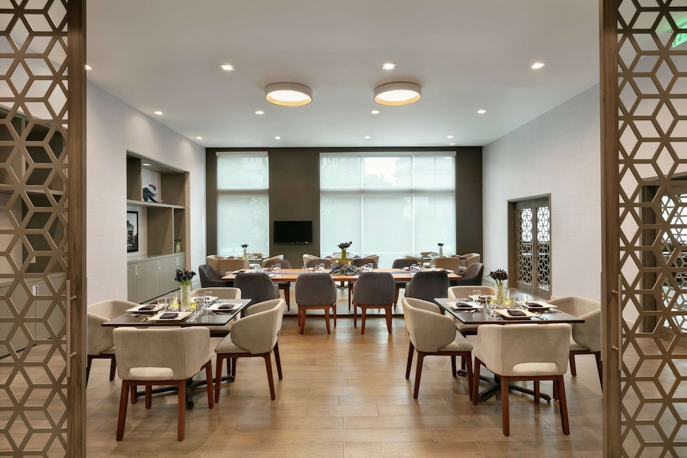 Embassy Suites by Hilton Atlanta Midtown - photo 36