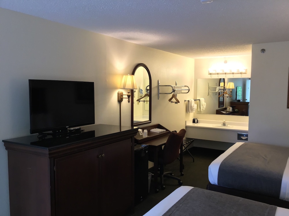 Brookwood Inn - photo 9