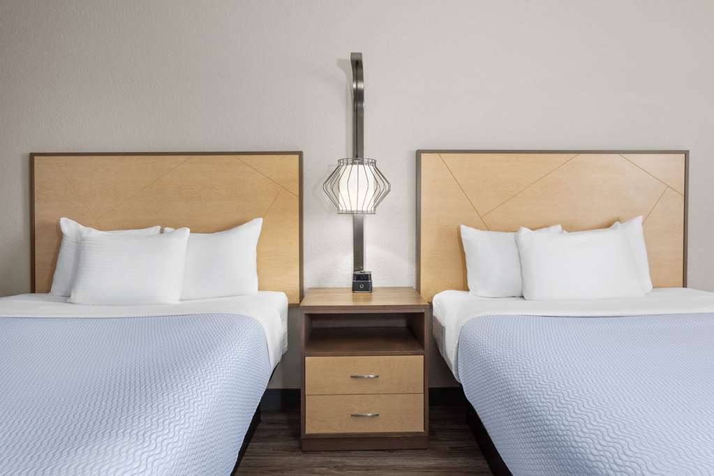 La Quinta Inn & Suites by Wyndham Ft. Pierce - photo 12