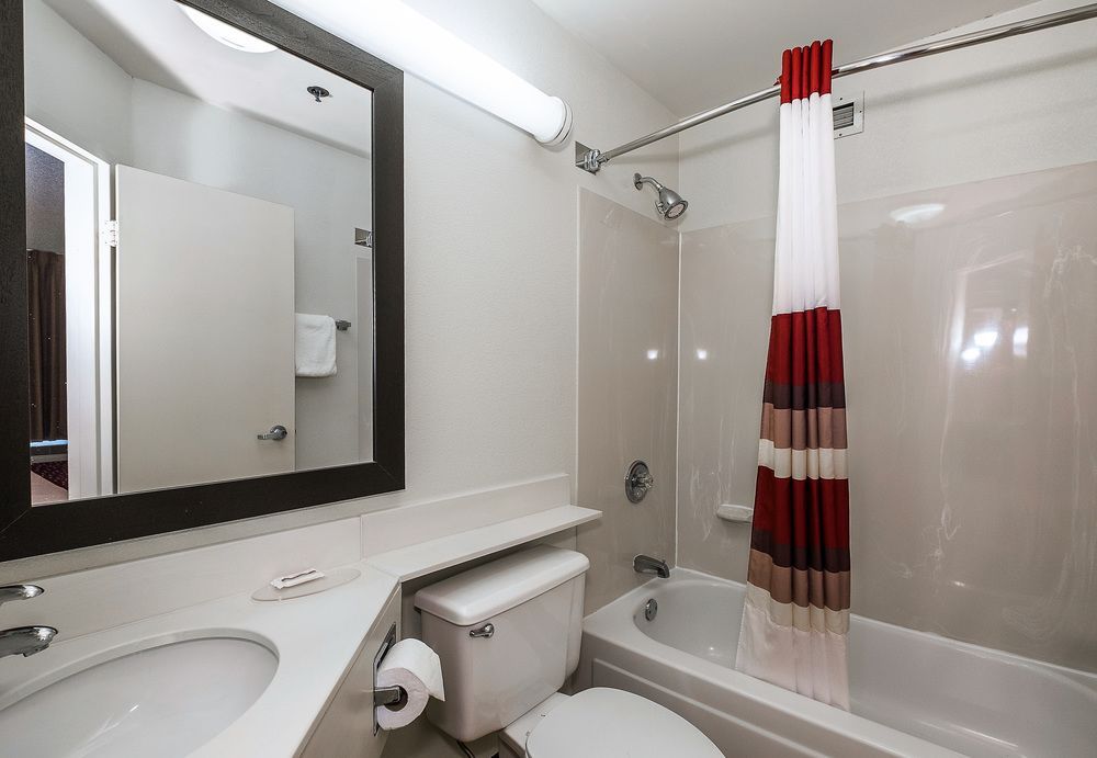 Cedar Rapids Inn - photo 10