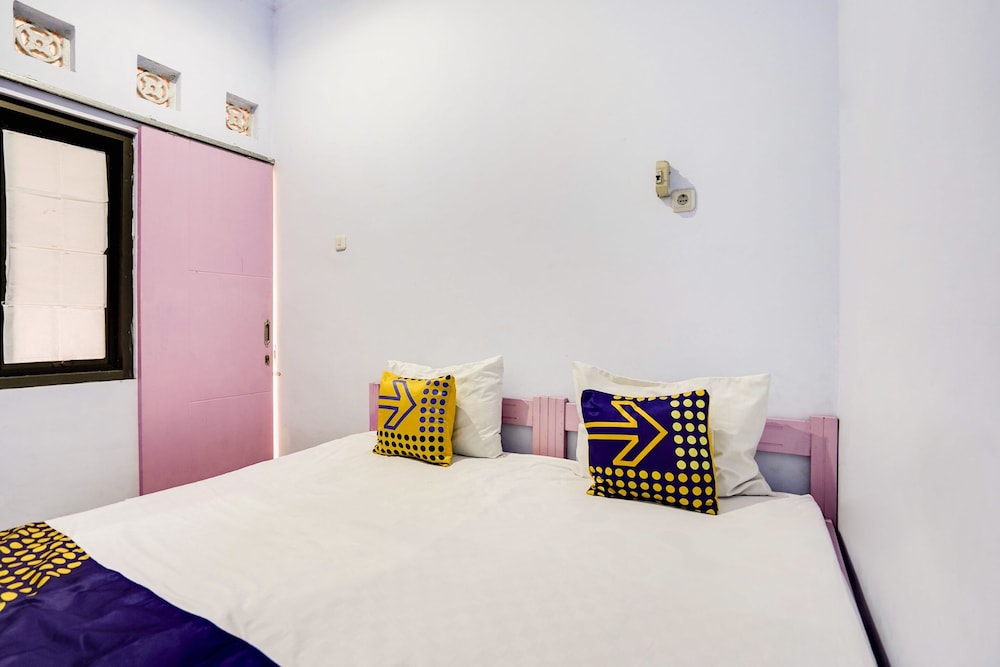 OYO Life 91626 Rr Kost Putri Syariah — hotel in Lumajang