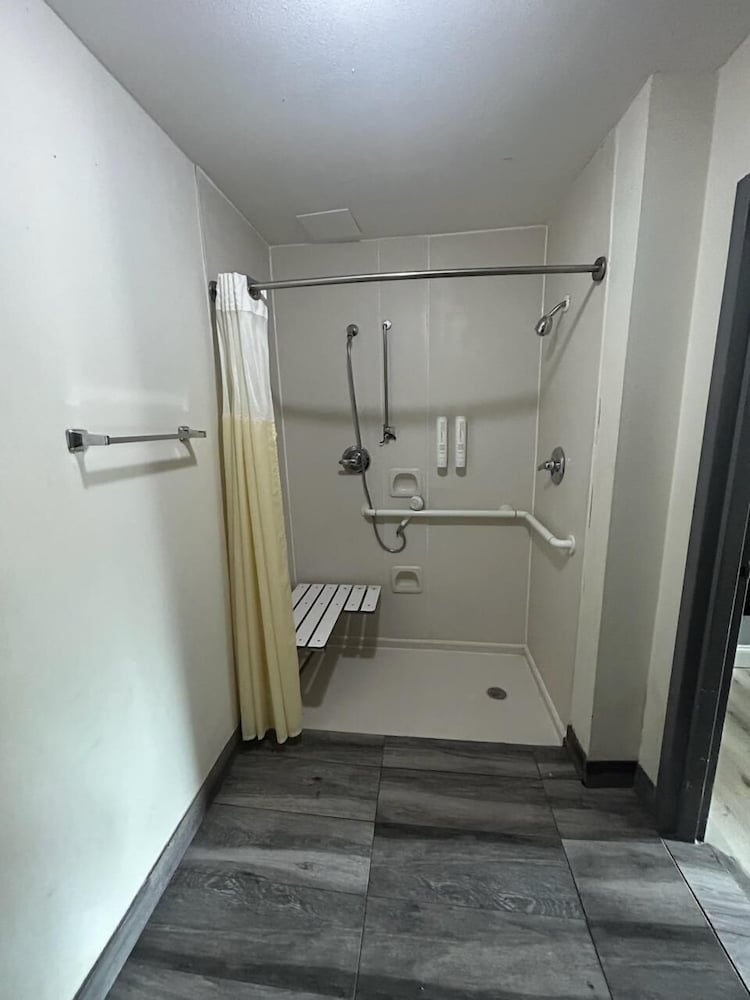 Clarion Pointe Greensboro Coliseum Area - photo 27