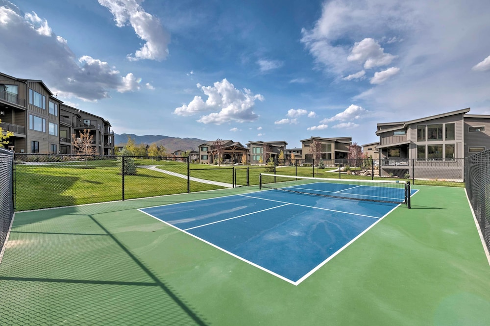 Modern Huntsville Resort Retreat with Deck And Hot Tub - photo 33