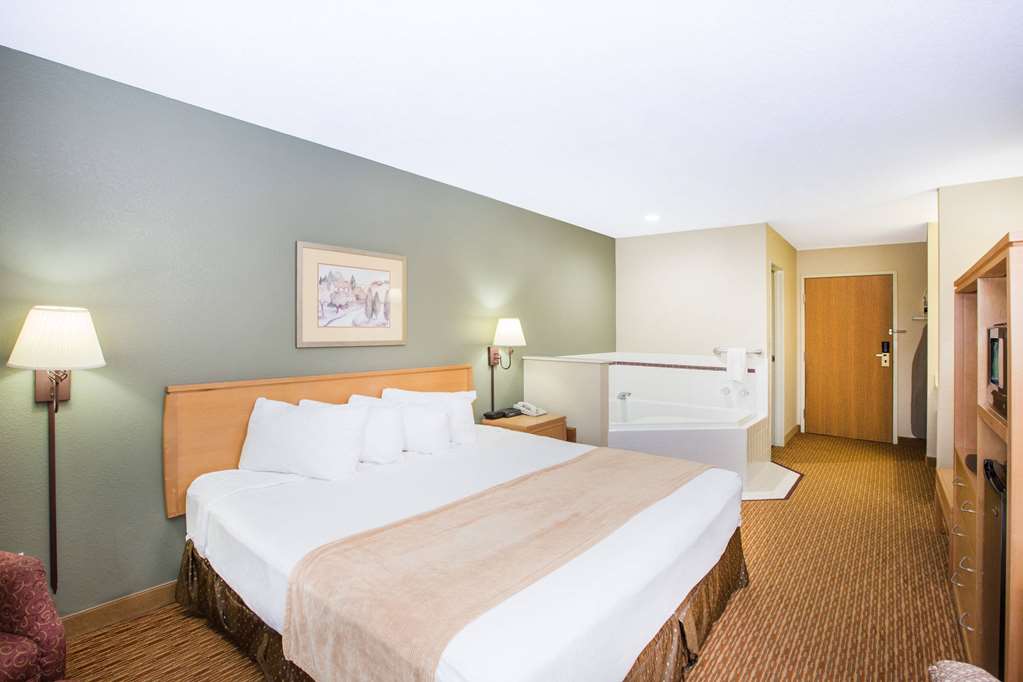 Ramada by Wyndham Spirit Lake Okoboji - photo 10