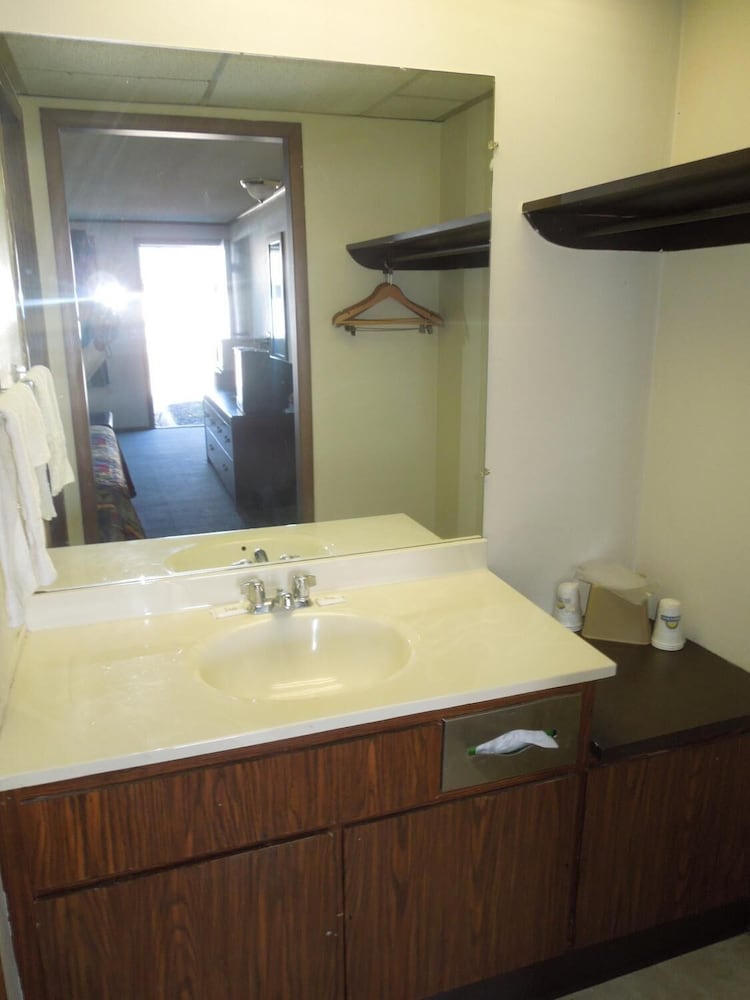 Xenia Country Inn - photo 16