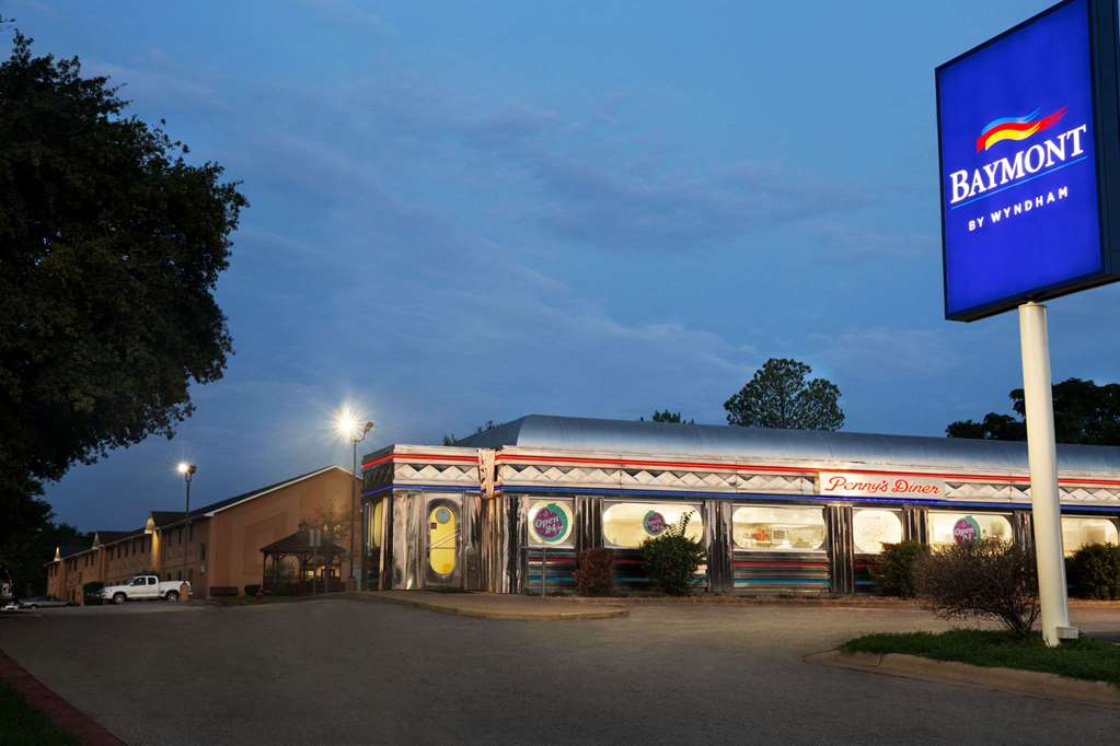 Baymont by Wyndham Hearne - photo 2