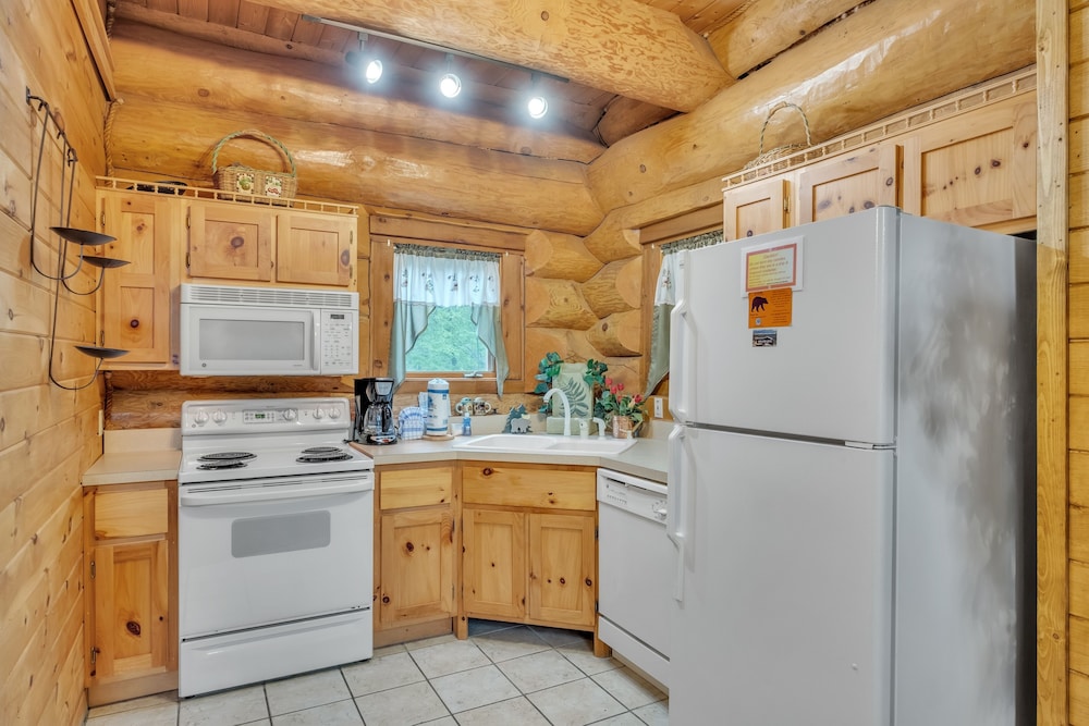 Royal Views Private Mountain Top Cabin 2 Bedroom Cabin by Heavenly Views Resort - photo 6