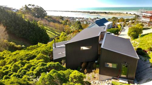 Ocean Views at Rapanui Lodge 4BR Gem with Parking — 4-Star Luxury Hotel in Christchurch, New Zealand