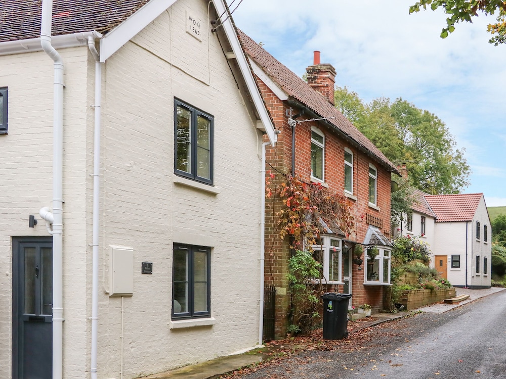 Tilly's Cottage — 4-Star Luxury Hotel in Westbury, United Kingdom