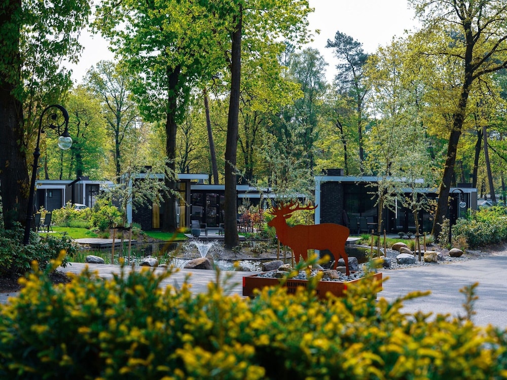 Lovely bungalow in Hoenderloo with fireplace — 4-Star Luxury Hotel in Apeldoorn, Netherlands