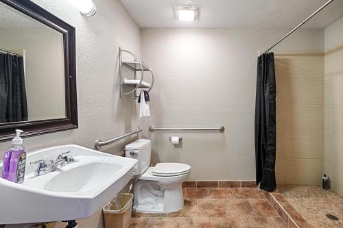 Hotel Dilley Grand - photo 17