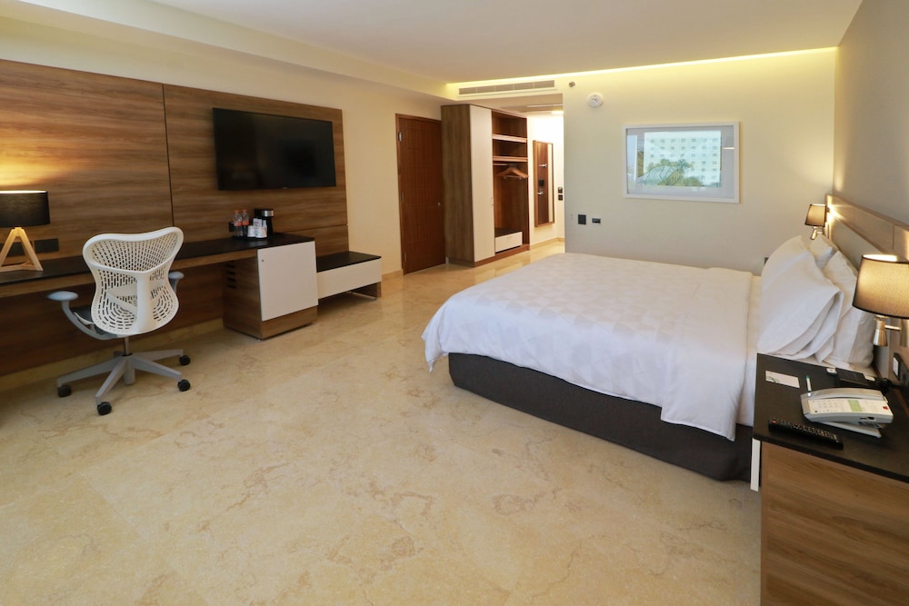 Holiday Inn & Suites Puerto Vallarta Marina & Golf by IHG