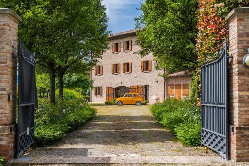 Residenza Storica sulle Colline di Maranello — 4-Star Luxury Hotel in Fiorano, Italy