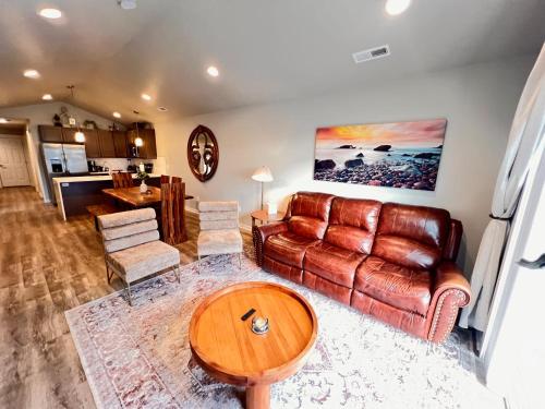Modern Style KING bed Free Wi Fi with Garage — 4-Star Luxury Hotel in Spokane Valley, United States