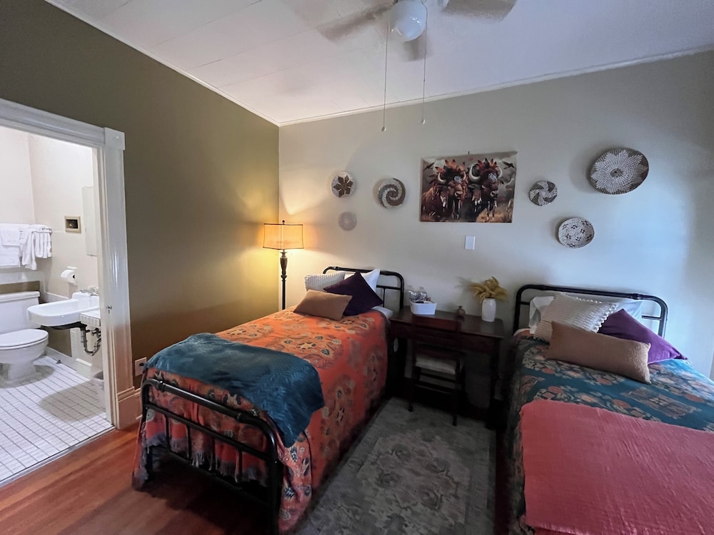 The Boho Buffalo Inn - photo 32