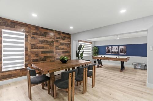 Chicago Vibe Heated Pool 5BR 2BTH in Miami, United States