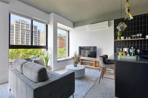 Lily Modern city apt with views