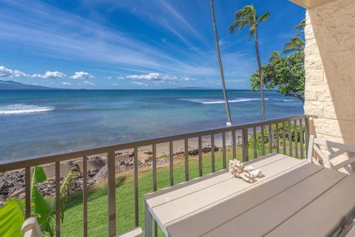 Direct Oceanfront Fully remodeled Sleeps 6 — hotel in Wailuku