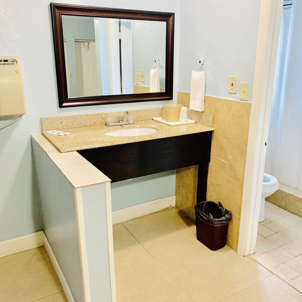 Deluxe Inn - photo 10
