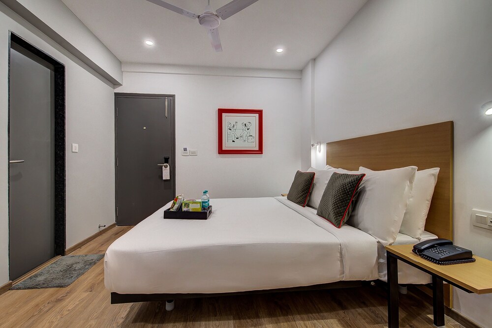 OYO Townhouse 71 Khar West Station