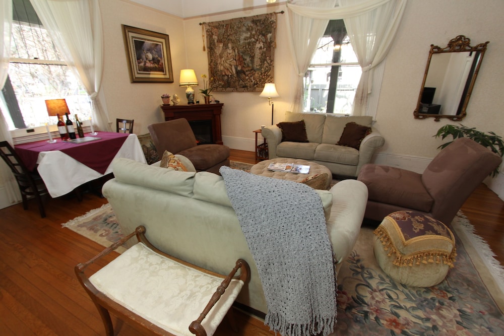 Kelley & Young Wine Garden Inn - photo 2