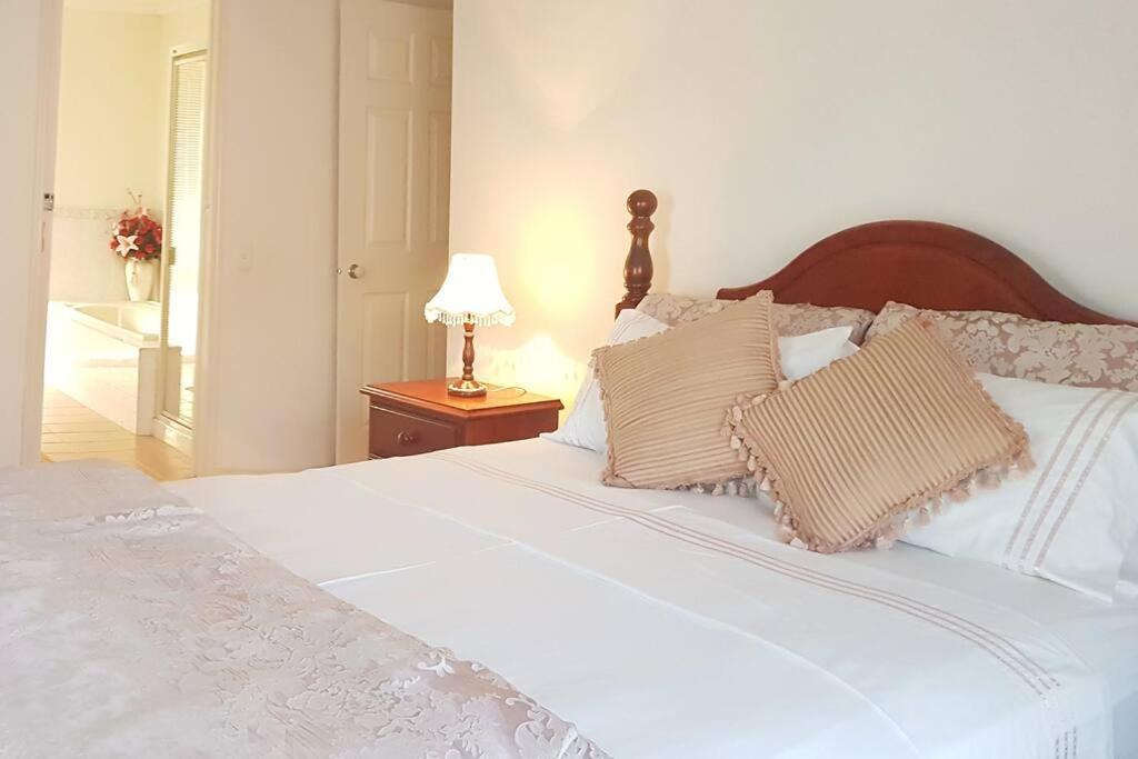 Roxy A Spacious Cosy Getaway Near Mel Airport — 4-Star Luxury Hotel in Craigieburn, Australia