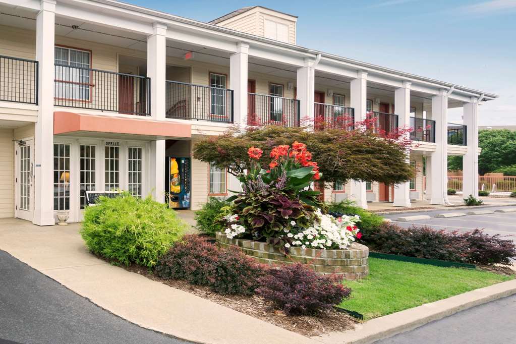 Super 8 by Wyndham Garner Clayton Raleigh - photo 2