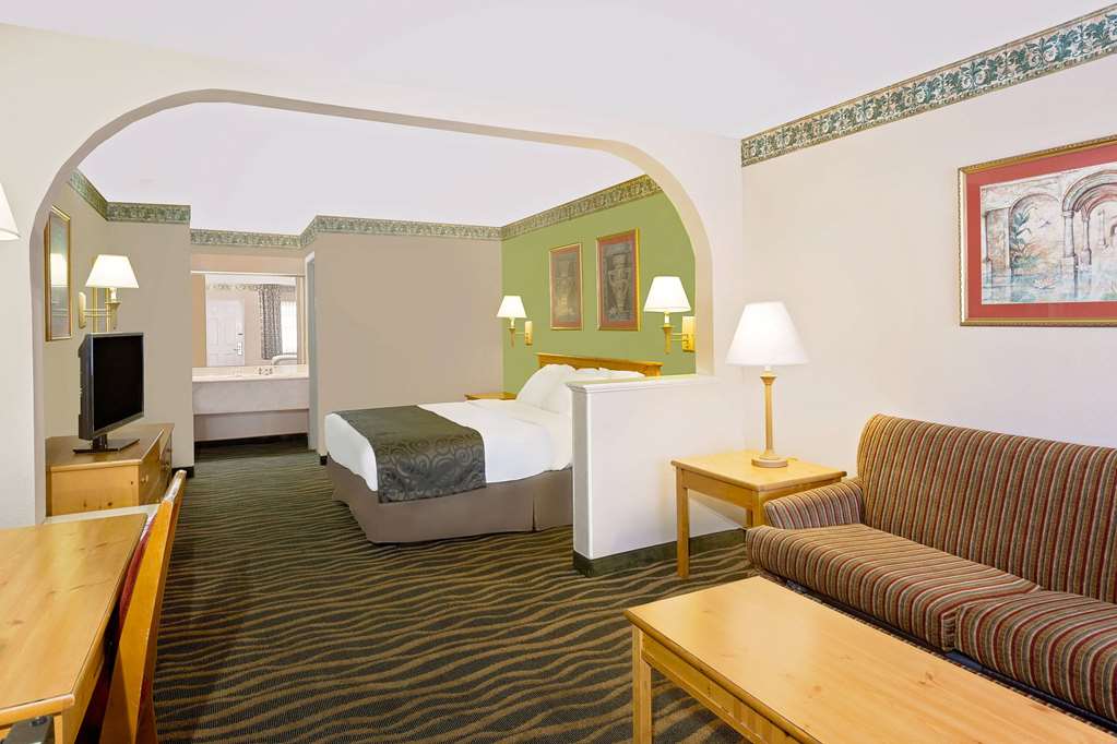 Days Inn & Suites by Wyndham Starkville - photo 7