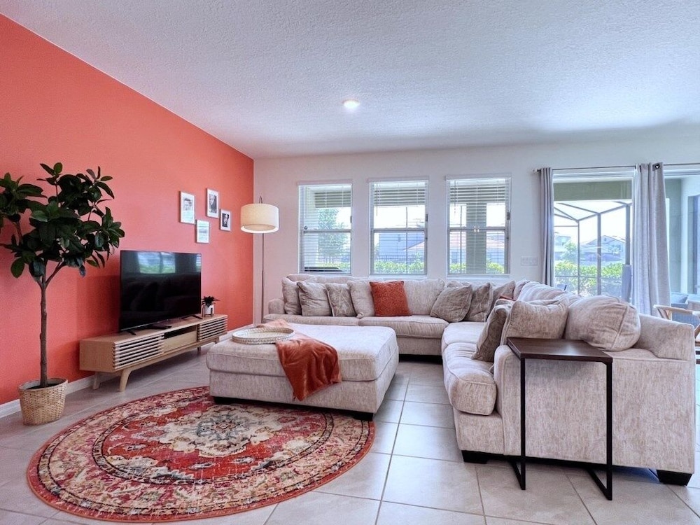 Fabulous Family Pool Home with Game Room 7543OL — 4-Star Luxury Hotel in Davenport, United States