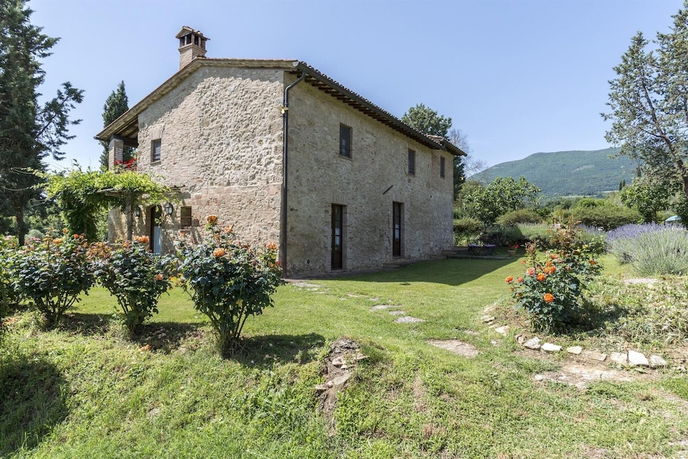 Podere Madonna Di Mezzo 6 Emma Villas — 4-Star Luxury Hotel in Cetona, Italy