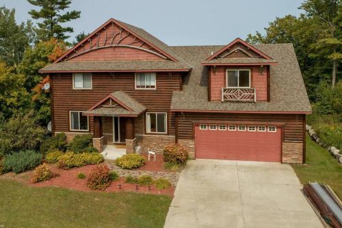 Spacious Leech Lake Home on 2 Private Acres 200' of lake shore 15 Minutes to Walker with boat lift dock swimming fire pit — 4-Star Luxury Hotel in Walker, United States