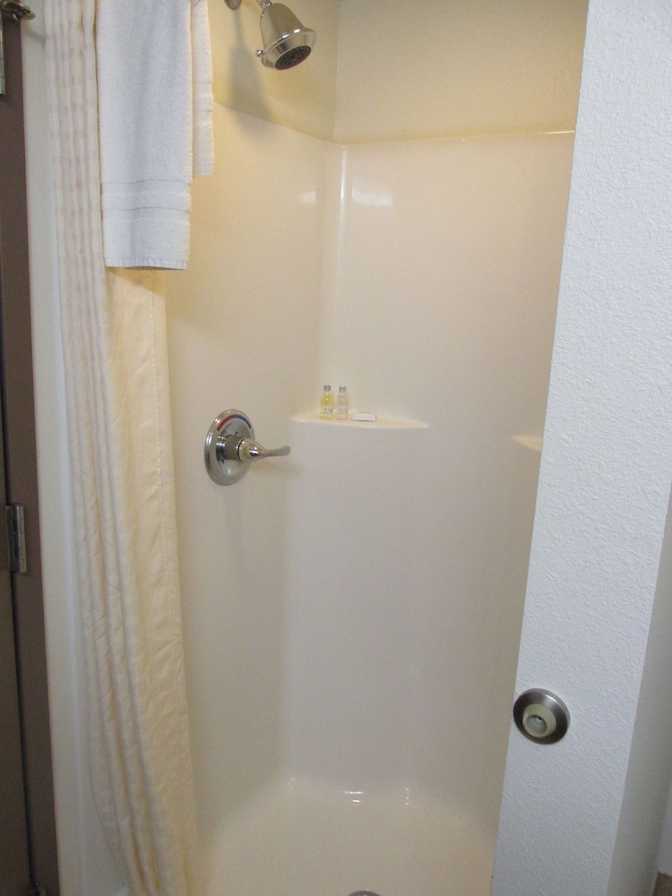 Crystal Springs Inn and Suites - photo 13