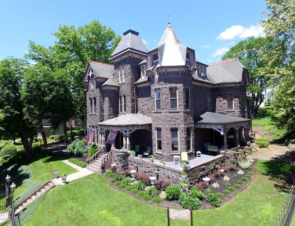 Reynolds Mansion B&B — 4-Star Luxury Hotel in Bellefonte, United States
