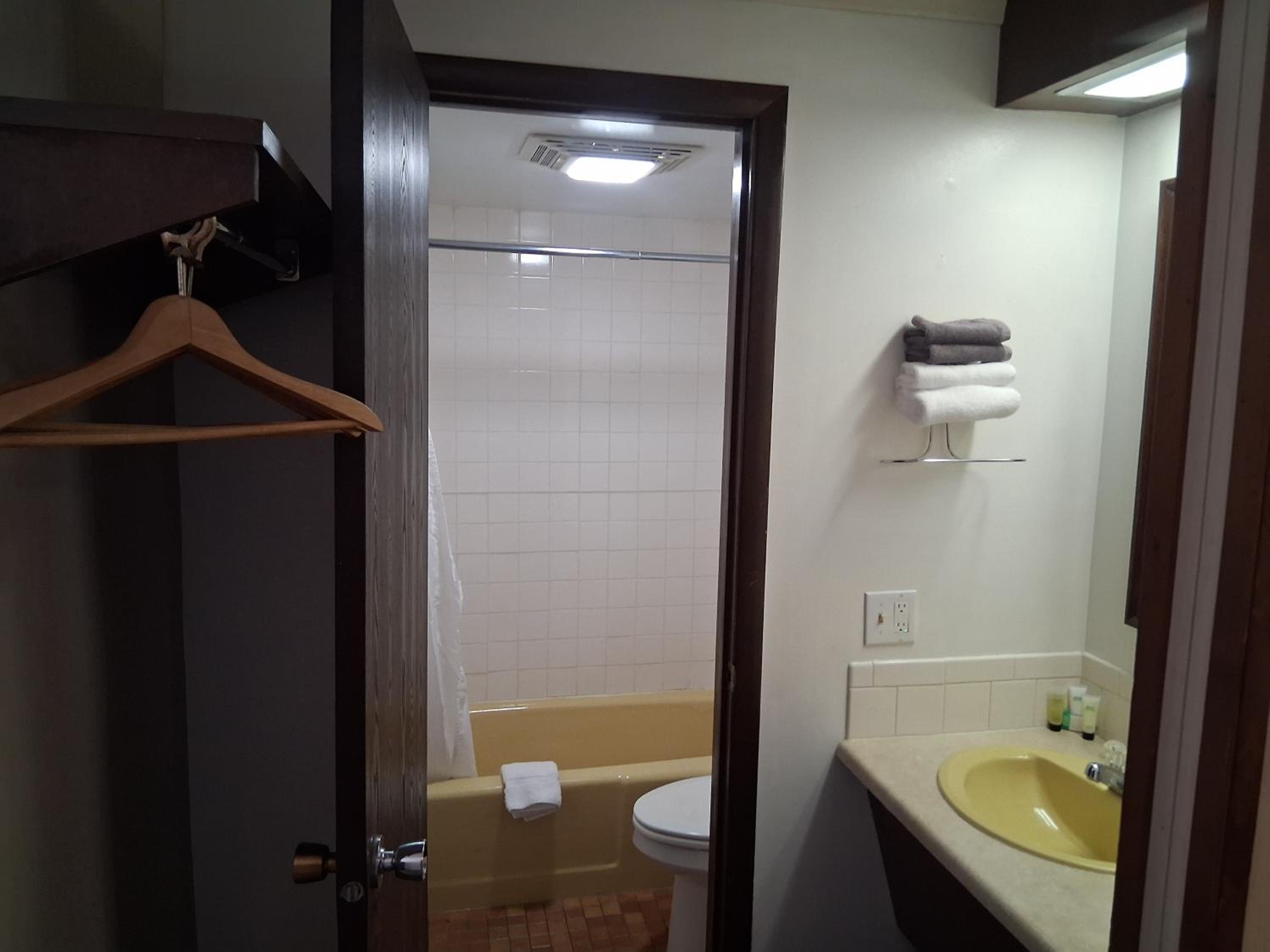 The Pines Motel - photo 23