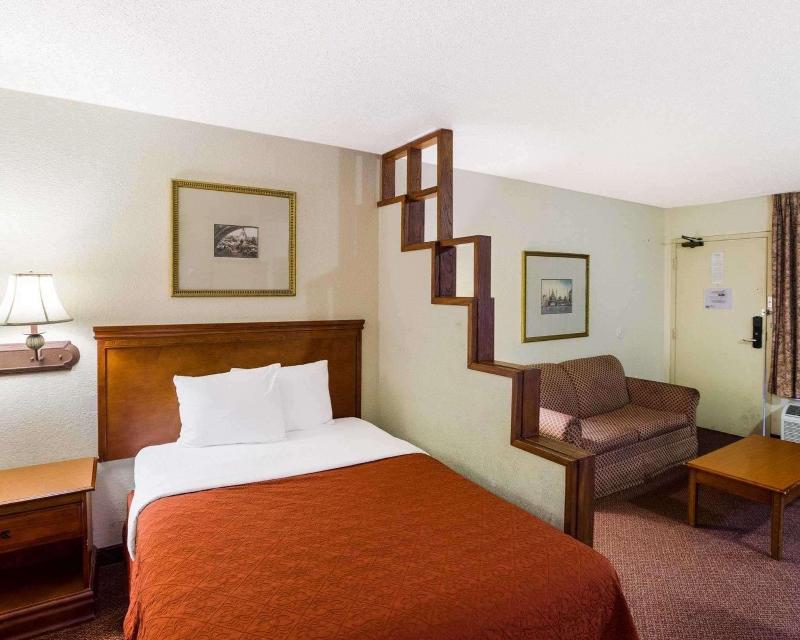 Rodeway Inn & Suites Fiesta Park - photo 25