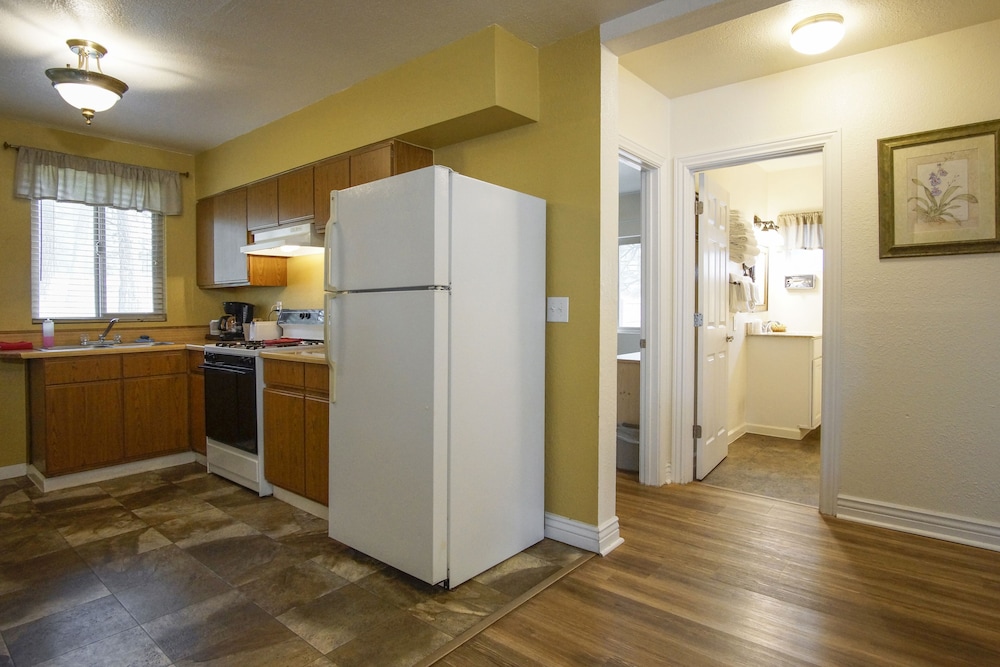 Green Gables Motel & Suites - photo 31