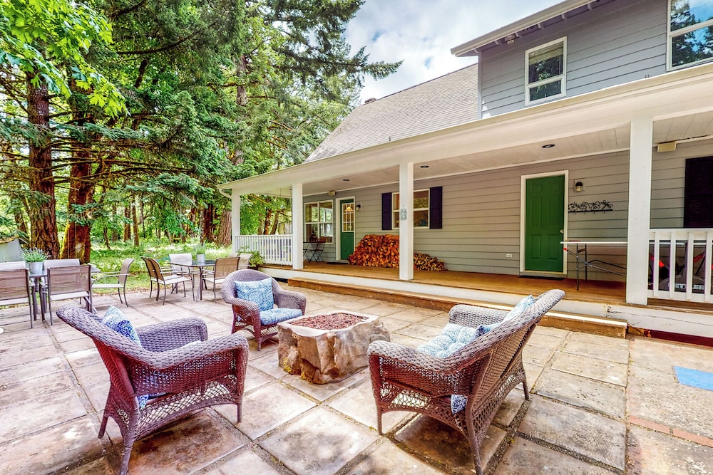 The Homested w Covered Deck & Views - carbon neutral hotel in Dallas