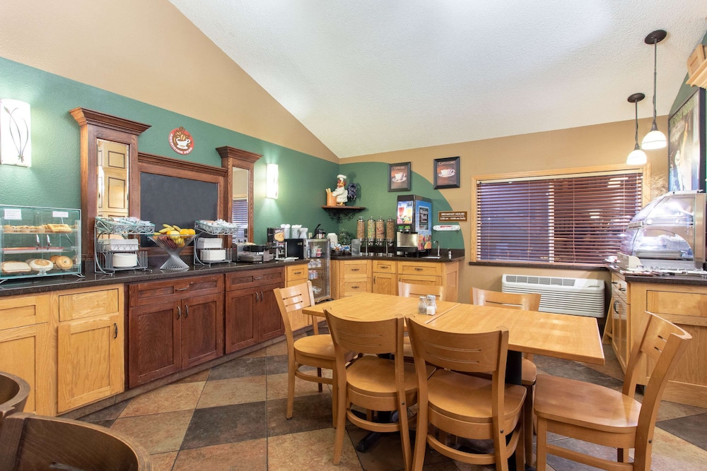 AmericInn by Wyndham Sheboygan - carbon neutral hotel in Sheboygan