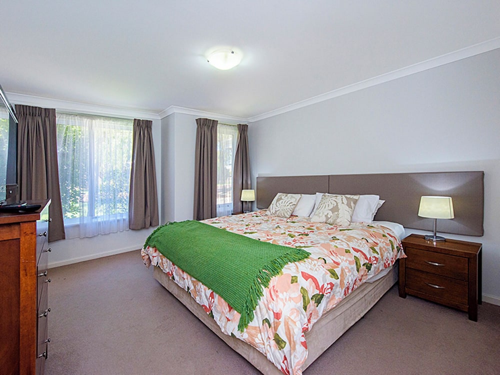 Salty Sands — 4-Star Luxury Hotel in Broadwater, Australia